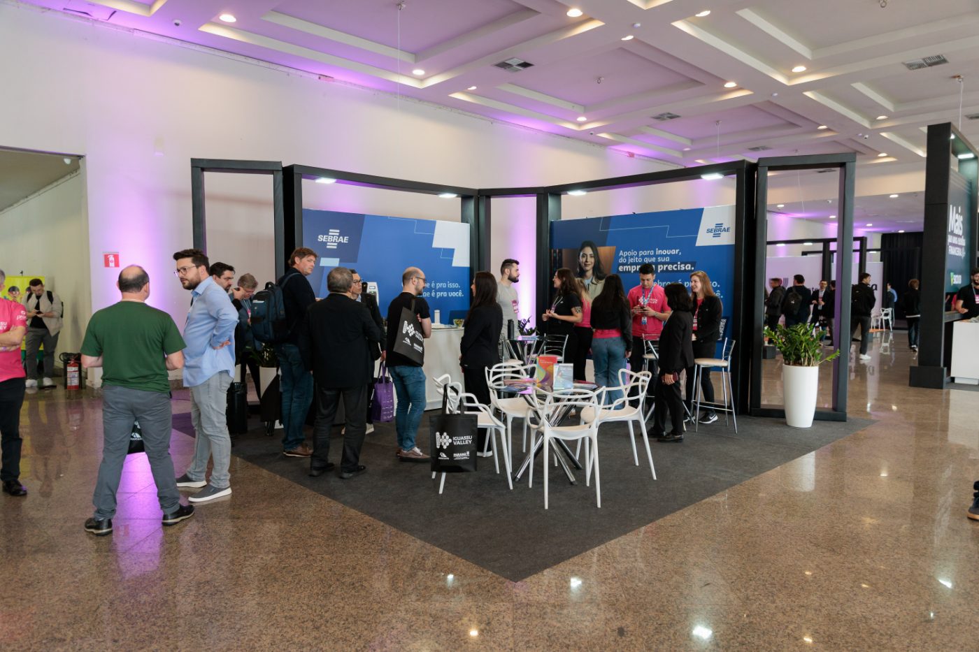 Estandes e networking de negócios no Summit Iguassu Valley 2025