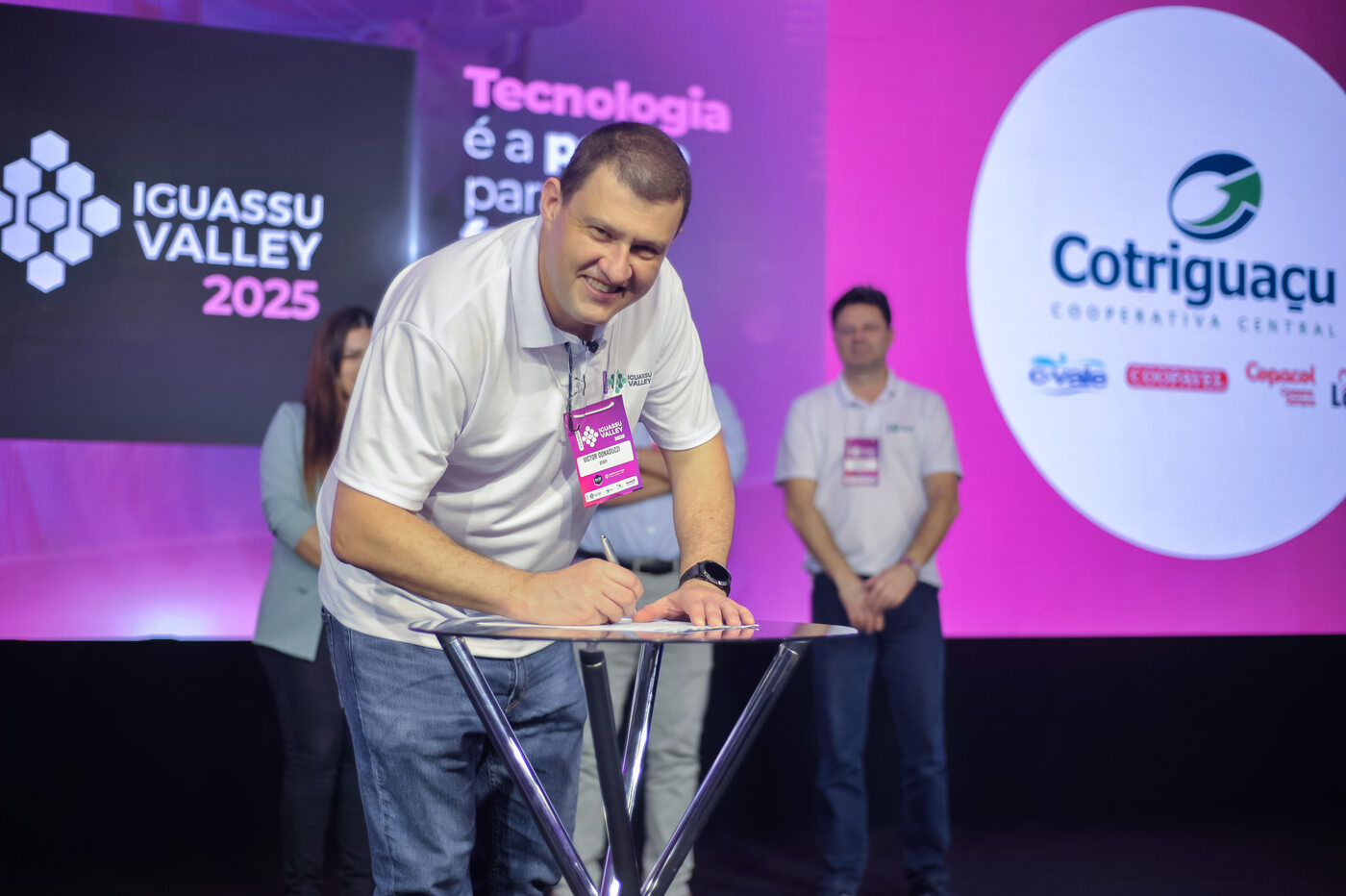 Assinatura de parceria no palco