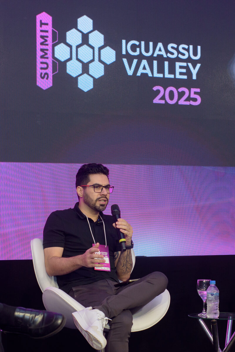 Palestrante no palco do Summit 2025